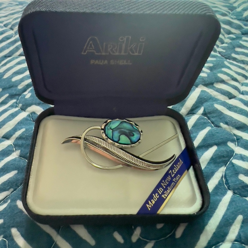 Vintage Ariki Blue Paua Shell Gemstone New Zealand Silvertone Brooch